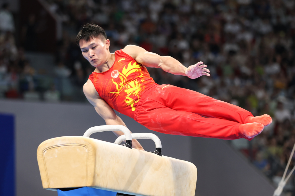 8月5日,中国选手邹敬园在鞍马比赛中.新华社记者 张丽芸 摄