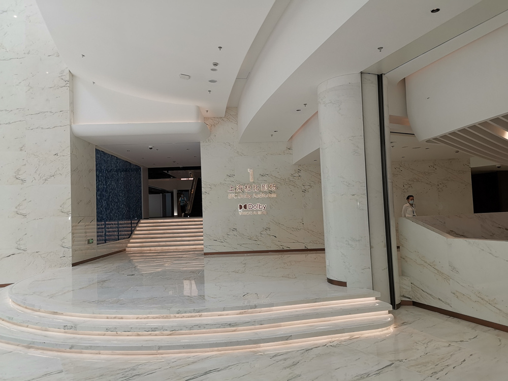 "上海影城"四个熟悉的大字令人心头一暖,一条大型旋转楼梯从影城广场