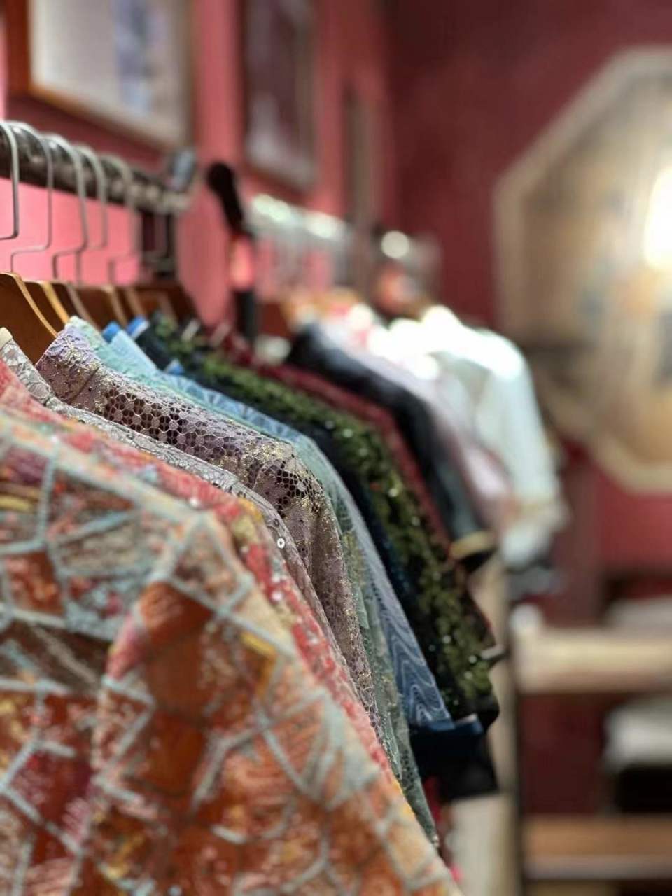 目前,涌泉已发展成为全国最大旗袍生产加工基地,旗袍年产值近12亿元.