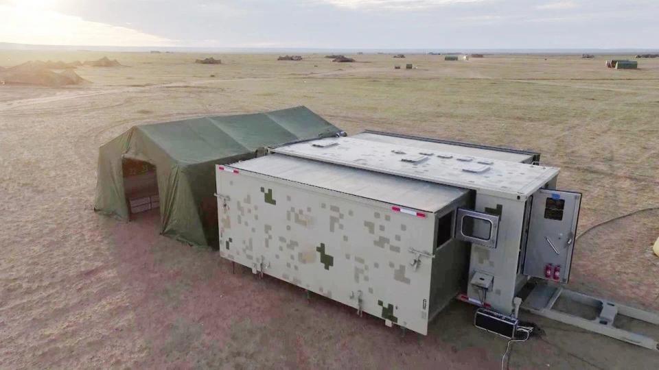 通风和地貌相互融合伪装网的颜色各不相同野外宿营地的帐篷分散配置