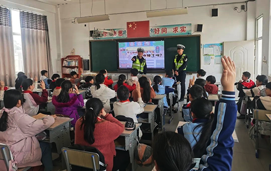 漳州交警联合漳州高速交警走进海澄中学,寮里小学等学校,通过图文