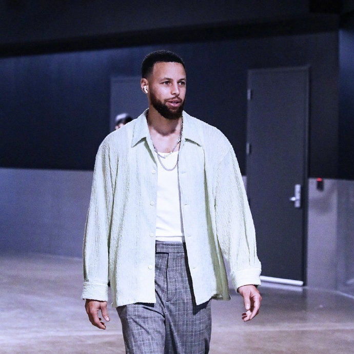 那小子真帅金州男团入场库里潇洒飘逸波杰姆清爽秀气