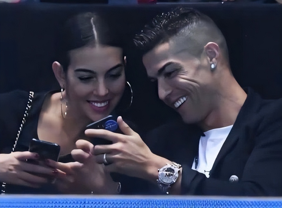 c罗一家七口迪拜度假拍全家福,总裁乔妹大海中拥吻