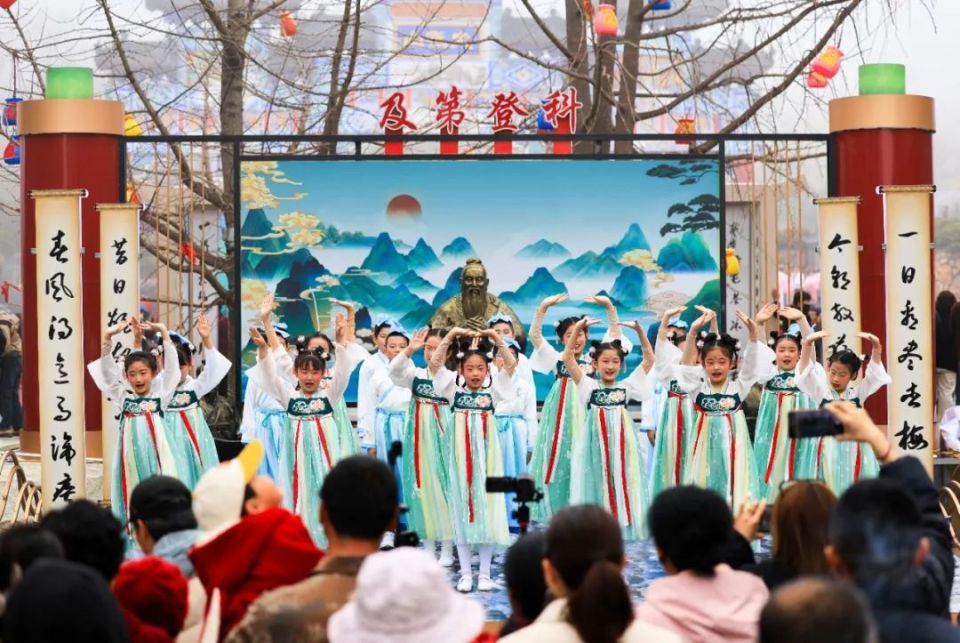 大孤山杏梅花开,演员"沉浸式"表演,体验感太强啦!_腾讯新闻