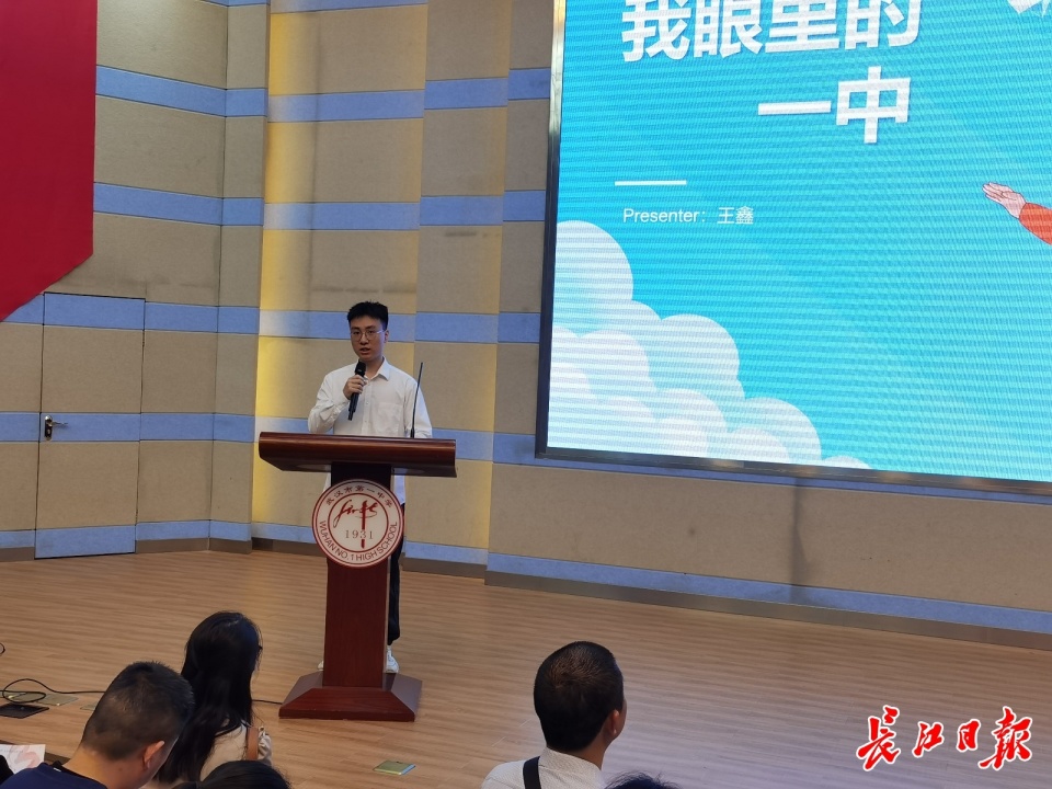 记者刘嘉  摄报告厅里,武汉一中阳光男声合唱团用歌声迎接大家的到来.