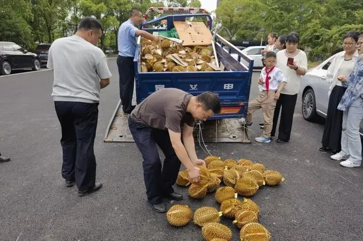 战友上班时间“公然摆摊”卖榴莲，工作群炸锅！_腾讯新闻