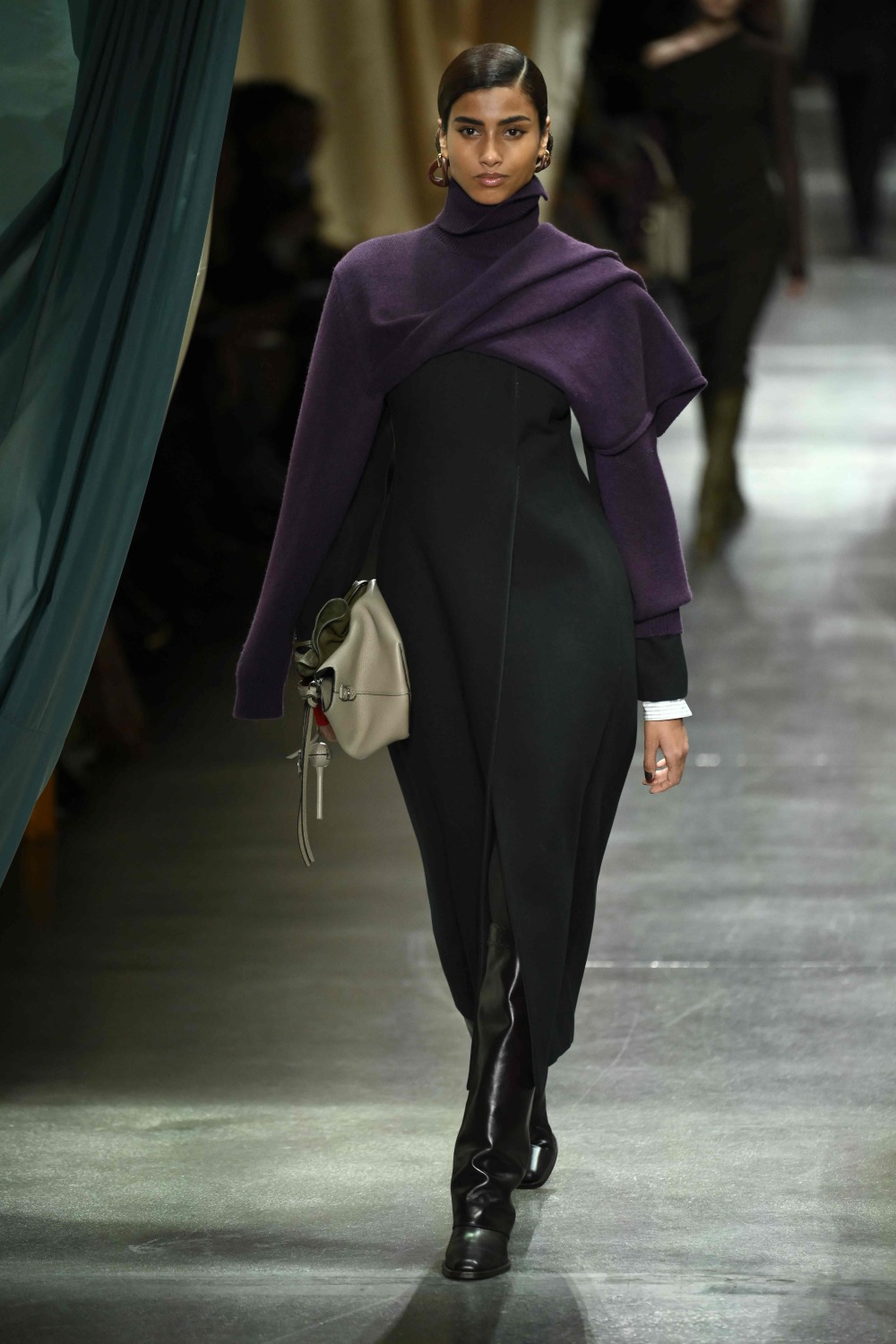 新华社/法新2月21日,模特在意大利米兰时装周上展示芬迪品牌的2024/25