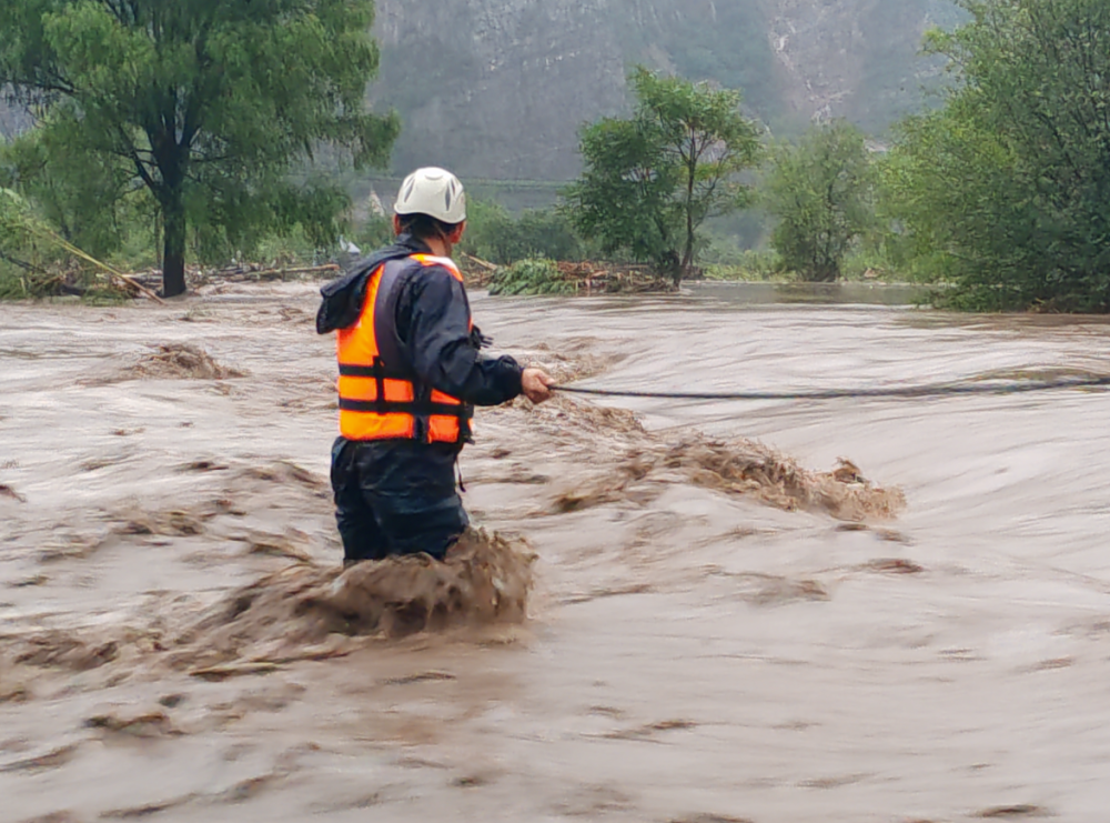 门头沟山洪水峪嘴受灾严重救援队目前已救出十余人