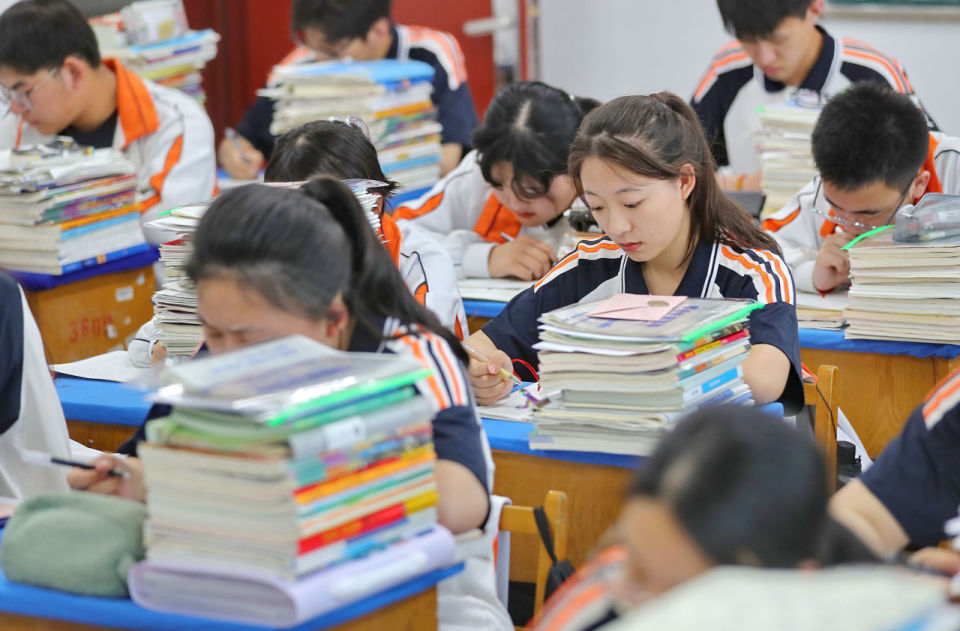 高中“假双休”观察：被自愿到校的学生，难以松绑的周末_腾讯新闻