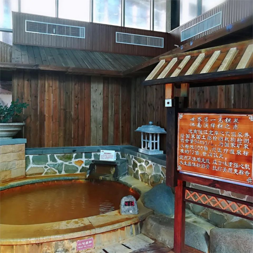 长白山温泉水源自地壳深处,除了聚龙火山温泉,还有国家地热委认定的"