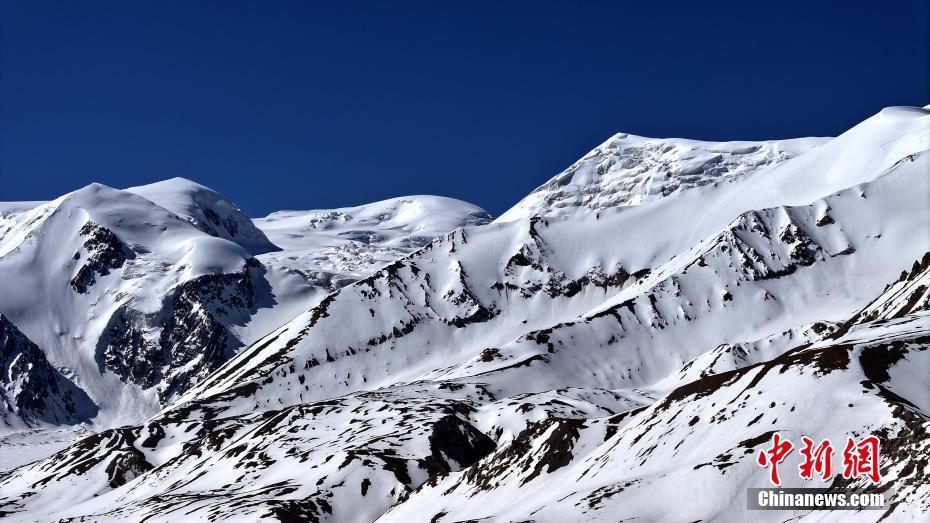 青海阿尼玛卿山:仲夏雪山宛如泼墨画