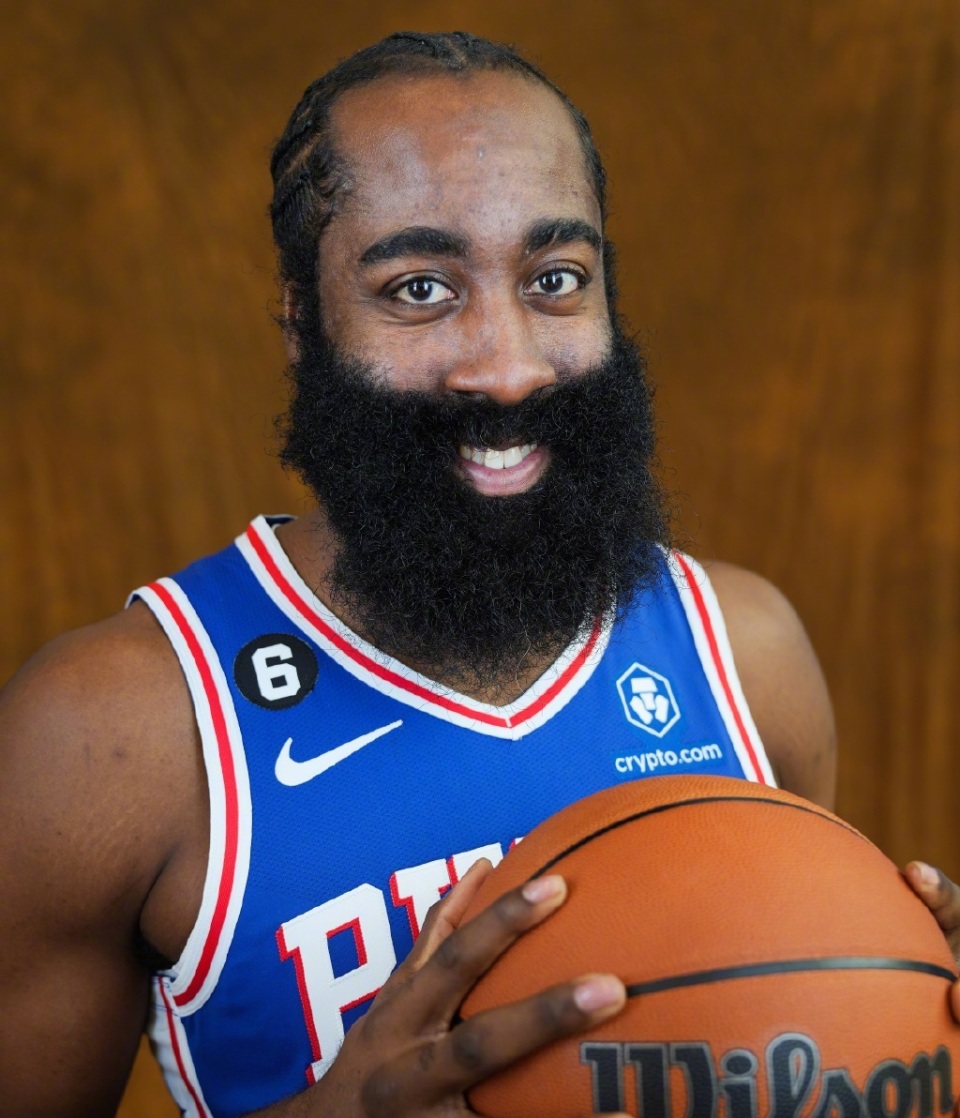 76人官方晒海报祝哈登34岁生快 大胡子此前炮轰球队被重罚