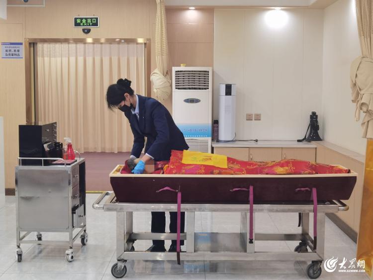 青岛98年女入殓师的工作日常:5年服务两万多名逝者