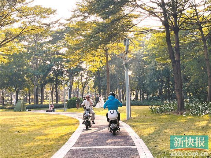 記者見到,公園主要的出入口處放置了文明遊園公約,禁止非特殊車輛通行