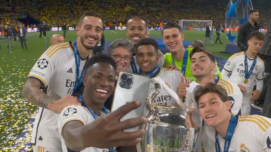 冠军们的合影05皇马球员赛后与奖杯自拍