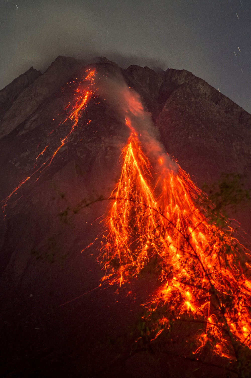 印尼多座火山喷发 数千人疏散