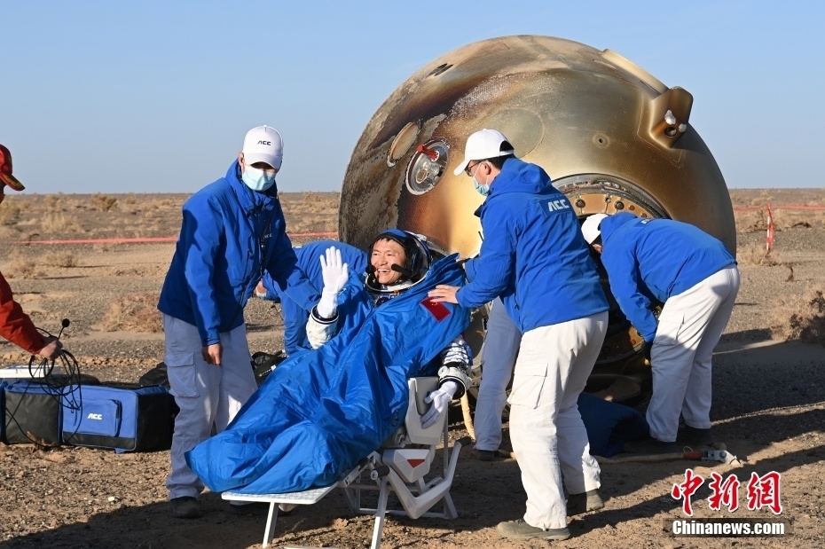 神舟十六号航天员乘组安全顺利出舱