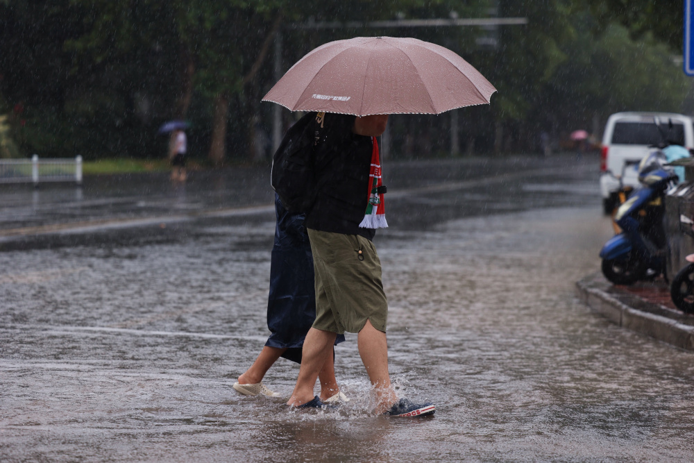 郑州暴雨来袭,直击雨中行路人丨摄影报道