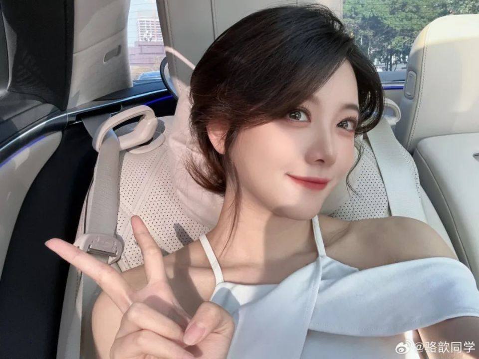 【lpl老婆】骆歆乘坐豪车迈巴赫,回老家放假休息_腾讯新闻