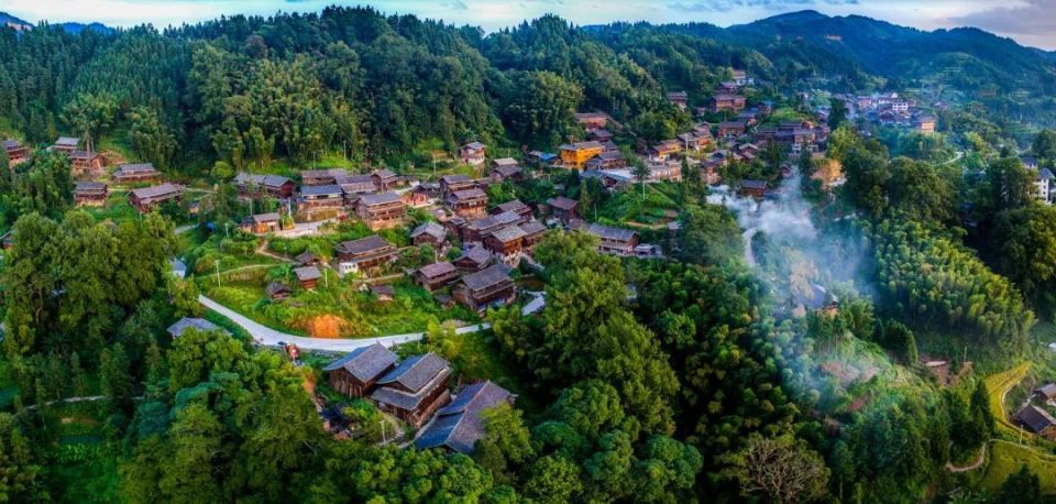 杨胜屏摄锦屏县文斗苗寨环保古碑群.杨胜屏摄碑文刻在河边一块巨石上.