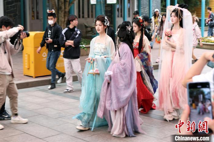 上海年轻人身着汉服感受国潮文化