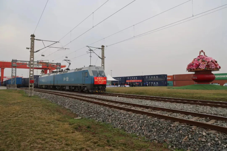 全国首趟趟多联快车快递电商班列正式开行_腾讯新闻