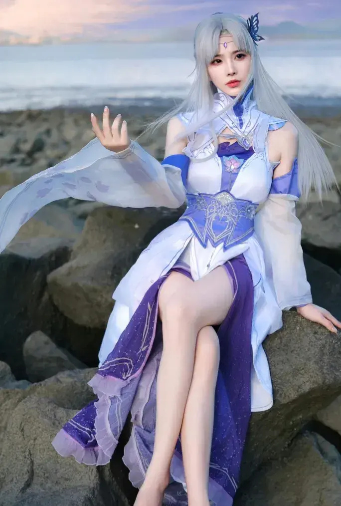 斗破苍穹cos:小医仙神还原,青白色长裙,大长腿太美了