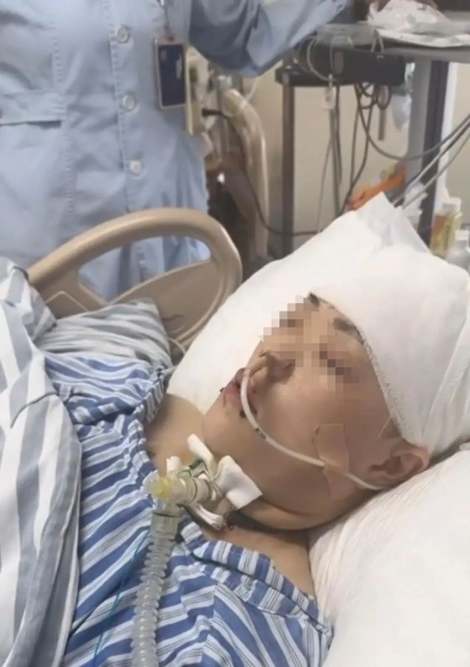 画面中,段煜躺在病床上昏迷不醒,身上插着治疗管