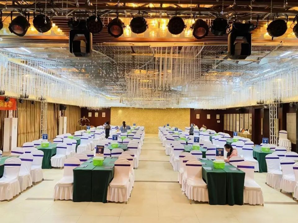 拥有各类豪华客房184间/套,34个宴会厅房及可容纳180人的上善坊自助