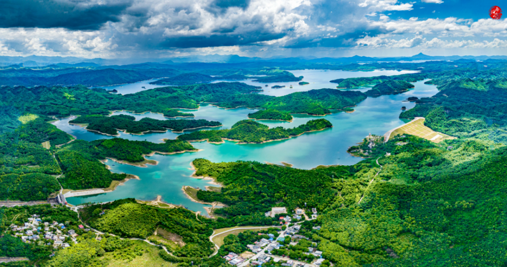 翠绿的松涛水库."绿水青山就是金山银山".