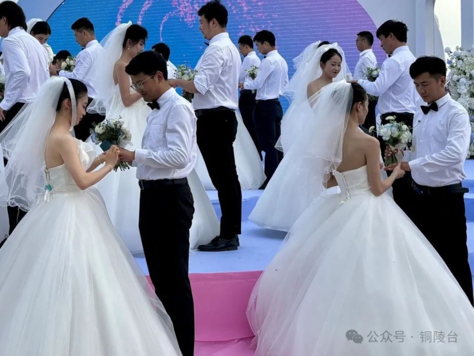 铜陵百对新人集体婚礼的超级浪漫!
