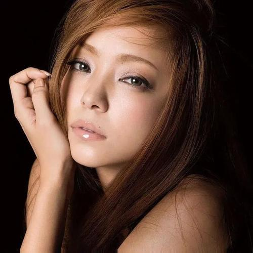 她就是日本的传奇天后安室奈美惠安室奈美惠是一位十分有自己独立精神