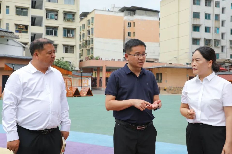 9月8日,县委副书记,县长曾建祥到绥阳县第一幼儿园开展教师节走访慰问