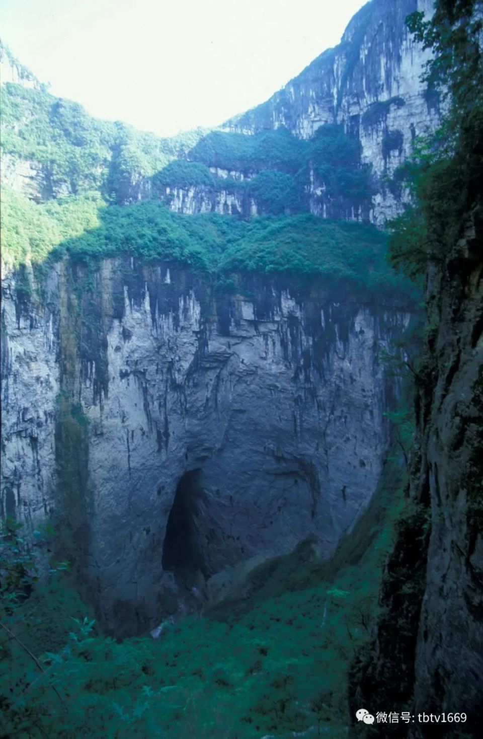 重庆奉节小寨天坑和四川省南部兴文县石海洞乡风景区的"大岩湾"和"小