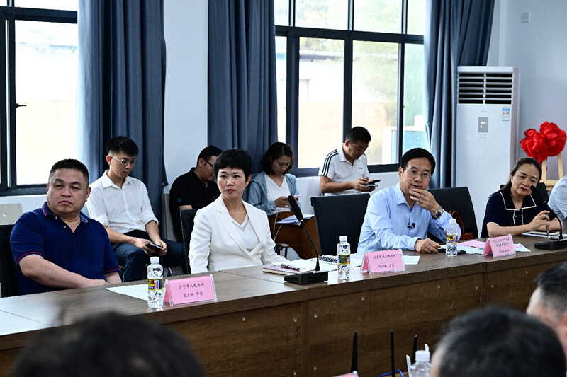 与会领导(从左至右:万宁市市长王三防,省农业农村厅厅长何琼妹,中国