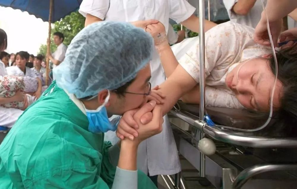 汶川地震牵手护士图片