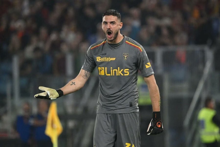 都体罗马和佛罗伦萨争夺莱切门将法尔科内