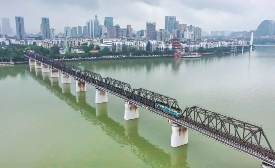 2013年,这座老铁桥多了一位"伙伴"——衡柳铁路柳江双线特大桥.