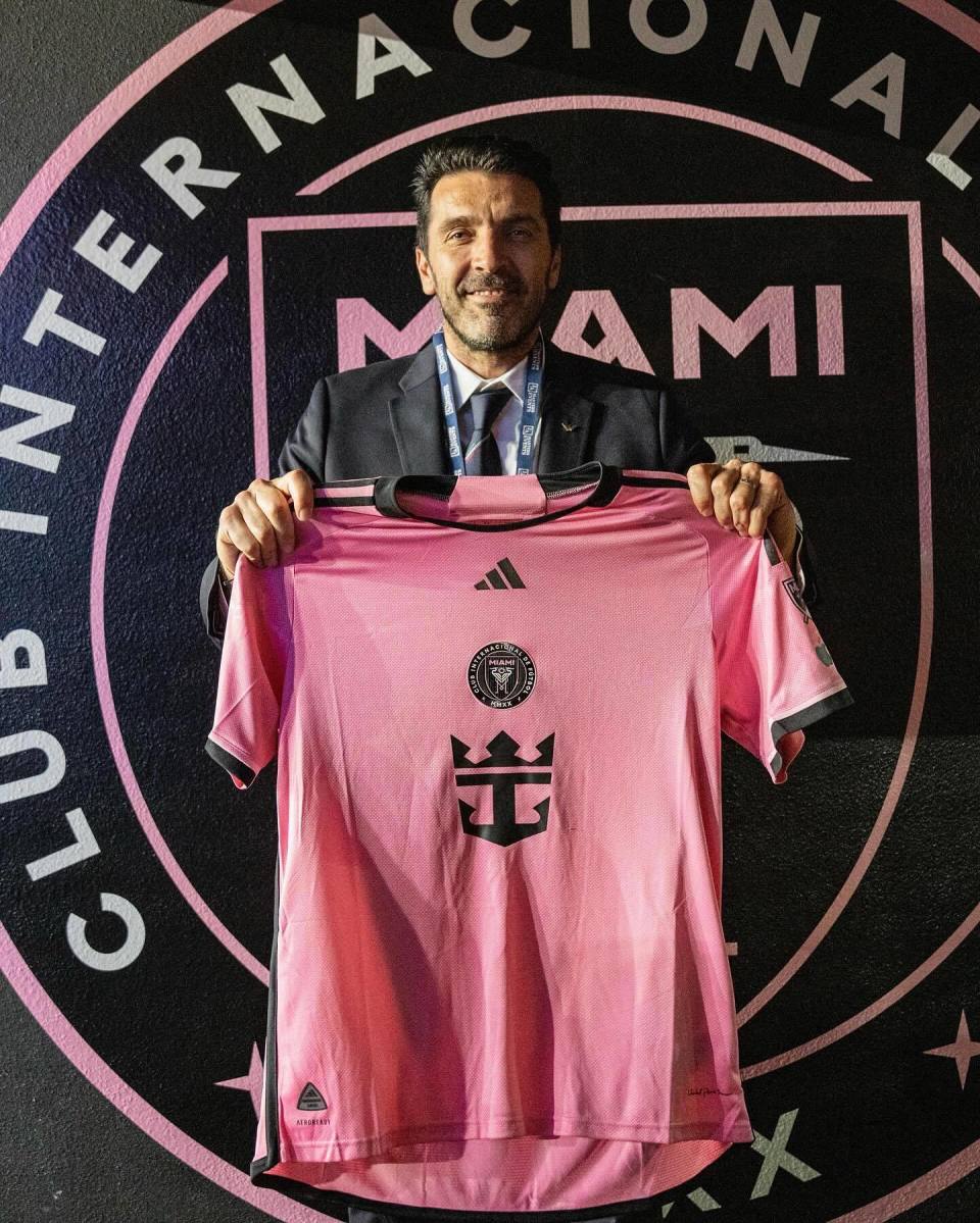 卡纳瓦罗马尔蒂尼布冯获赠迈阿密国际球衣