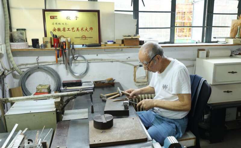 随后,走进铁画工作坊,在铁画艺人的指导下,团队成员亲身体验制作铁画.