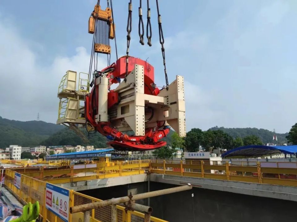 南珠中城际(中山段)首台盾构机"香山一号"刀盘顺利吊装下井