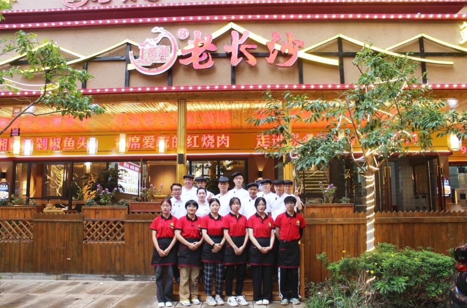 湖南衡阳特色美食餐饮"赞湘老长沙"在昆明开业香港云南总商会现场授牌