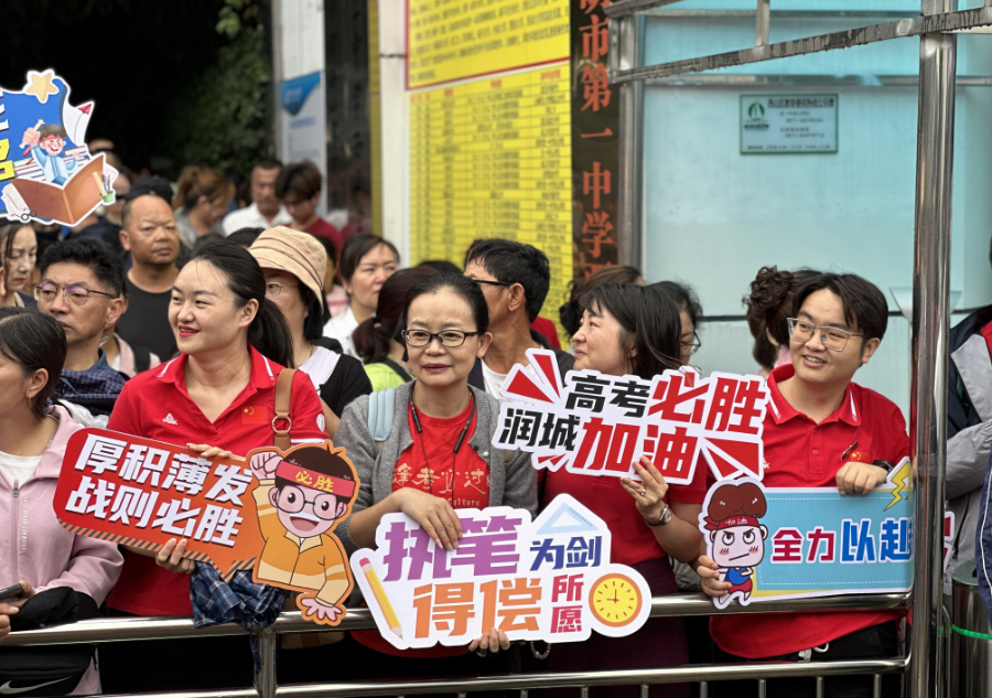 高考首日,这些画面又暖又燃!