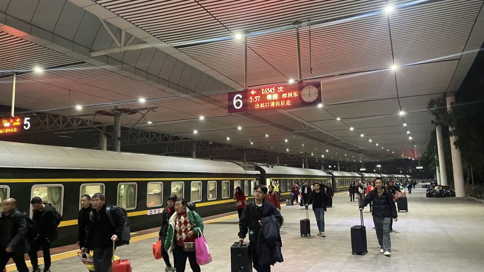 首班务工专列抵深深圳铁路做好出行保障