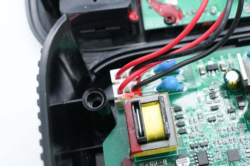 满足无人机和小设备使用,小牛电动300w锂电池纯正弦波逆变器拆解