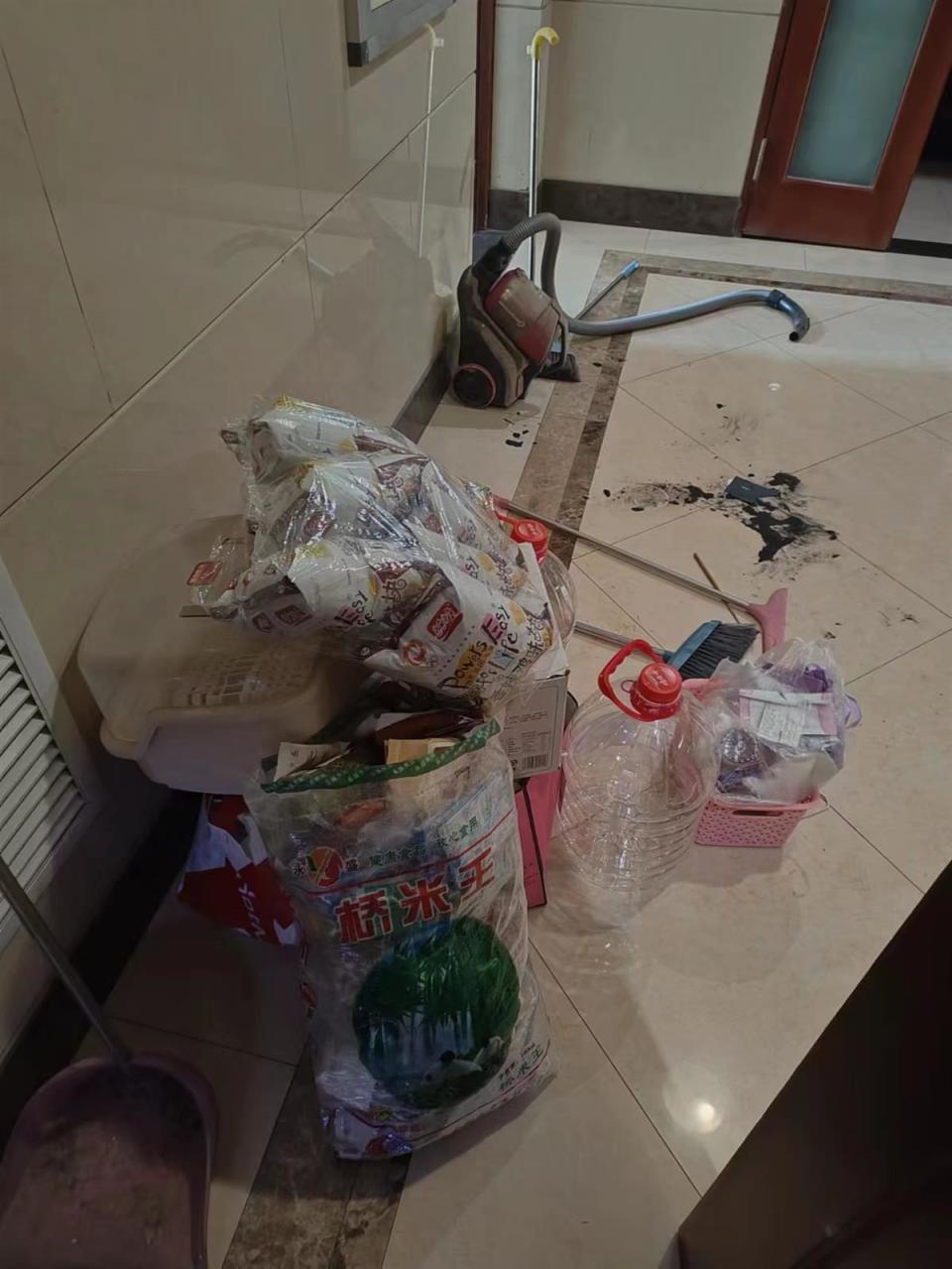 收回出租一年多的房屋时，业主发现垃圾成堆“血压升高”_腾讯新闻
