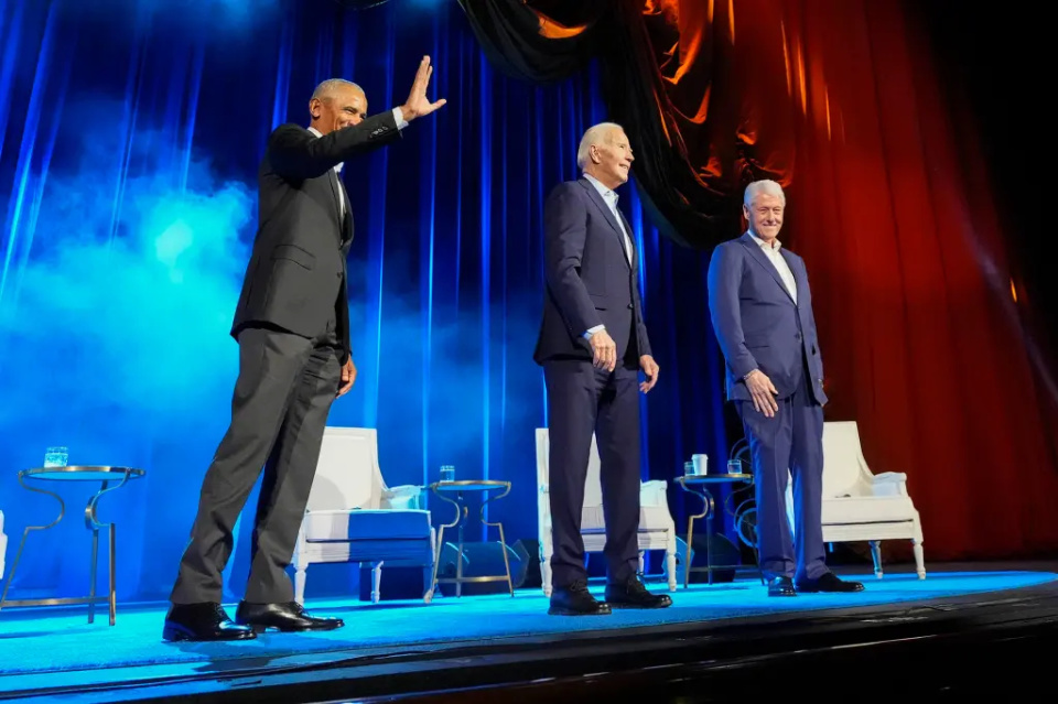 奥巴马引导81岁拜登找准方向,表情无奈,"三位总统"罕