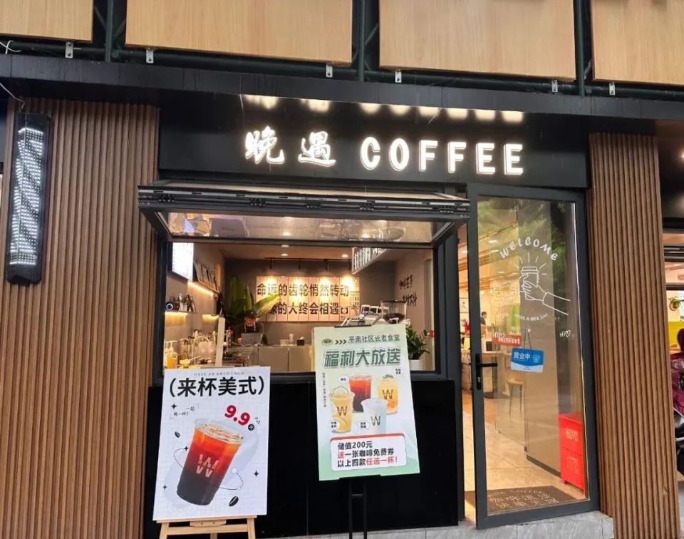 隔壁就是菜市场,还有社区食堂,咖啡屋,闵行这里人气旺