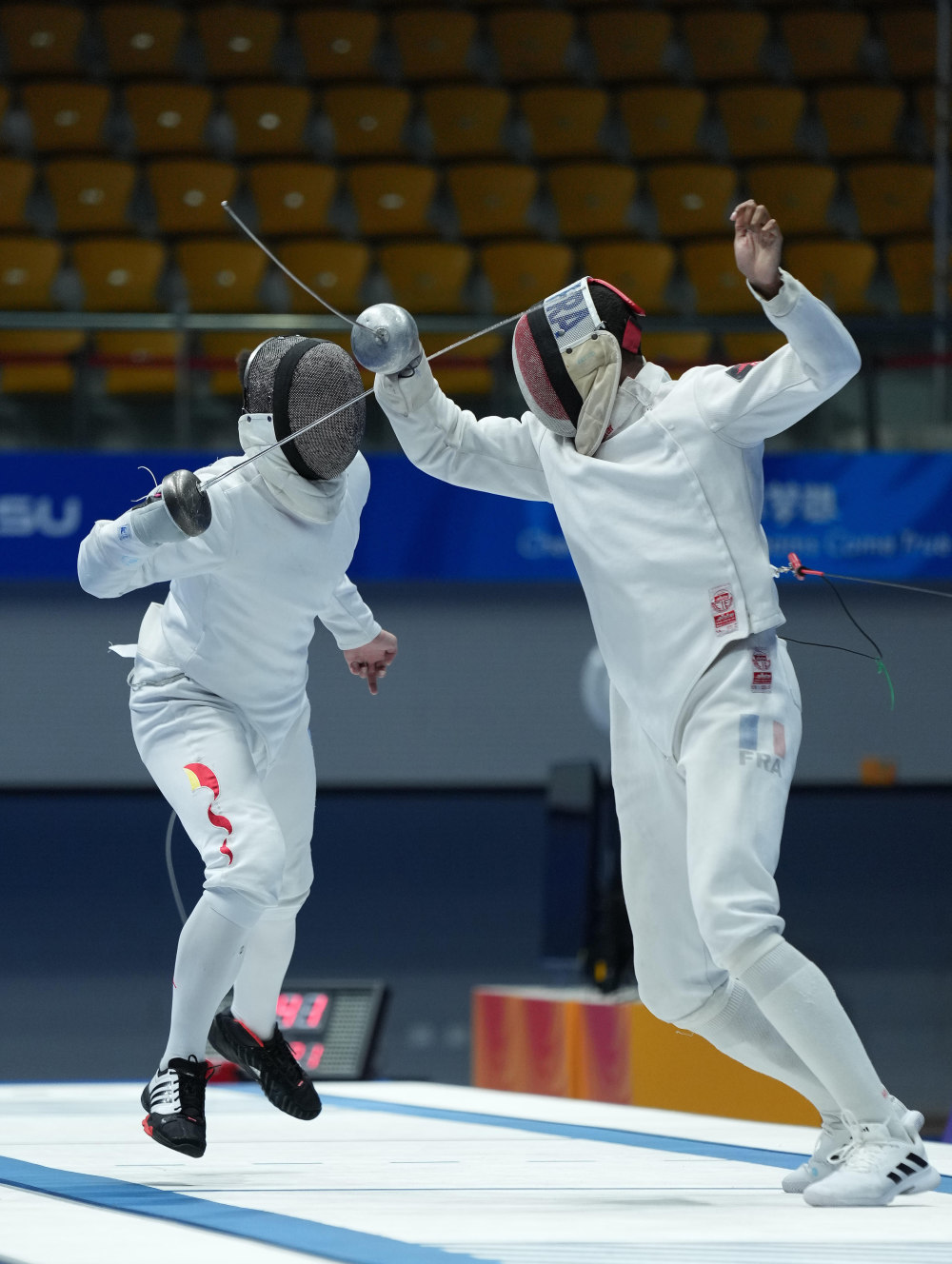 成都大运会击剑男子重剑团体中国队获亚军