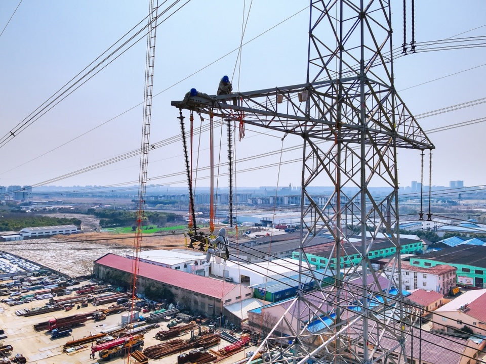 国网上海电力通过带电作业及时消除500千伏石行线紧急缺陷